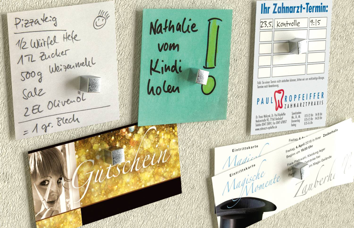 Kühlschranktür mit fünf Magneten, die Notizen, eine Einkaufsliste, eine Erinnerung "Nathalie vom Kindi holen", eine Zahnarzttermin-Karte und Geschenkgutscheine halten.
