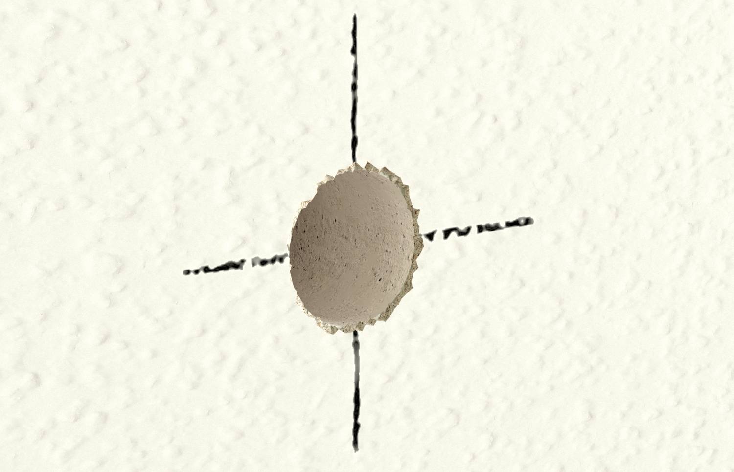 Ein Loch in einer strukturierten weißen Wand mit einer fadenkreuzartigen Markierung drumherum, die einen Bereich für Reparatur oder Inspektion kennzeichnet.