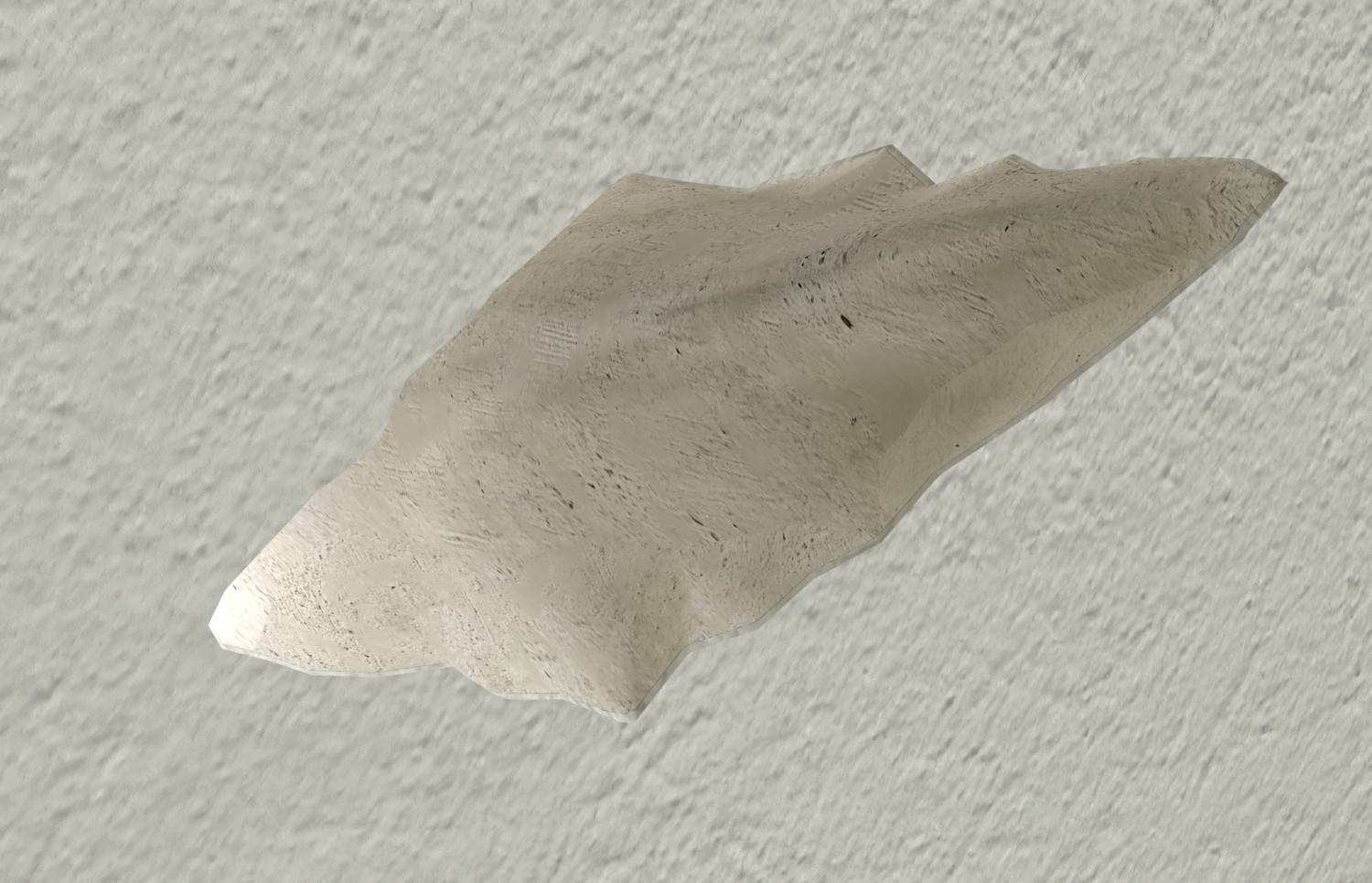Ein großer, unregelmäßig geformter, beiger Stein mit rauer Oberfläche ist vor einem strukturierten hellgrauen Hintergrund platziert.