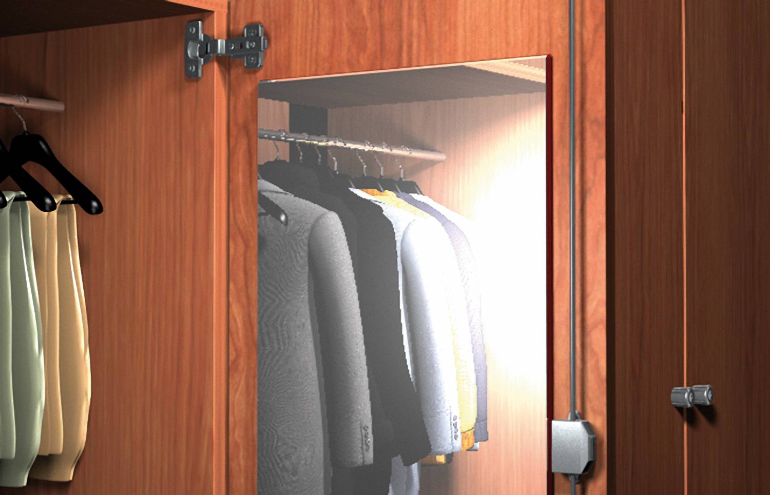 Offener Holzkleiderschrank mit hängender Kleidung, sowohl direkt als auch im Spiegel gezeigt, mit hellem Licht, das auf der rechten Seite reflektiert.