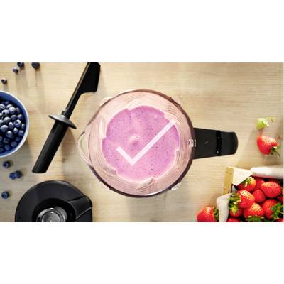 Ein Mixer mit einem rosa Smoothie im Inneren, einem Häkchen-Symbol auf der Oberfläche, umgeben von Blaubeeren, Erdbeeren und Mixerteilen.