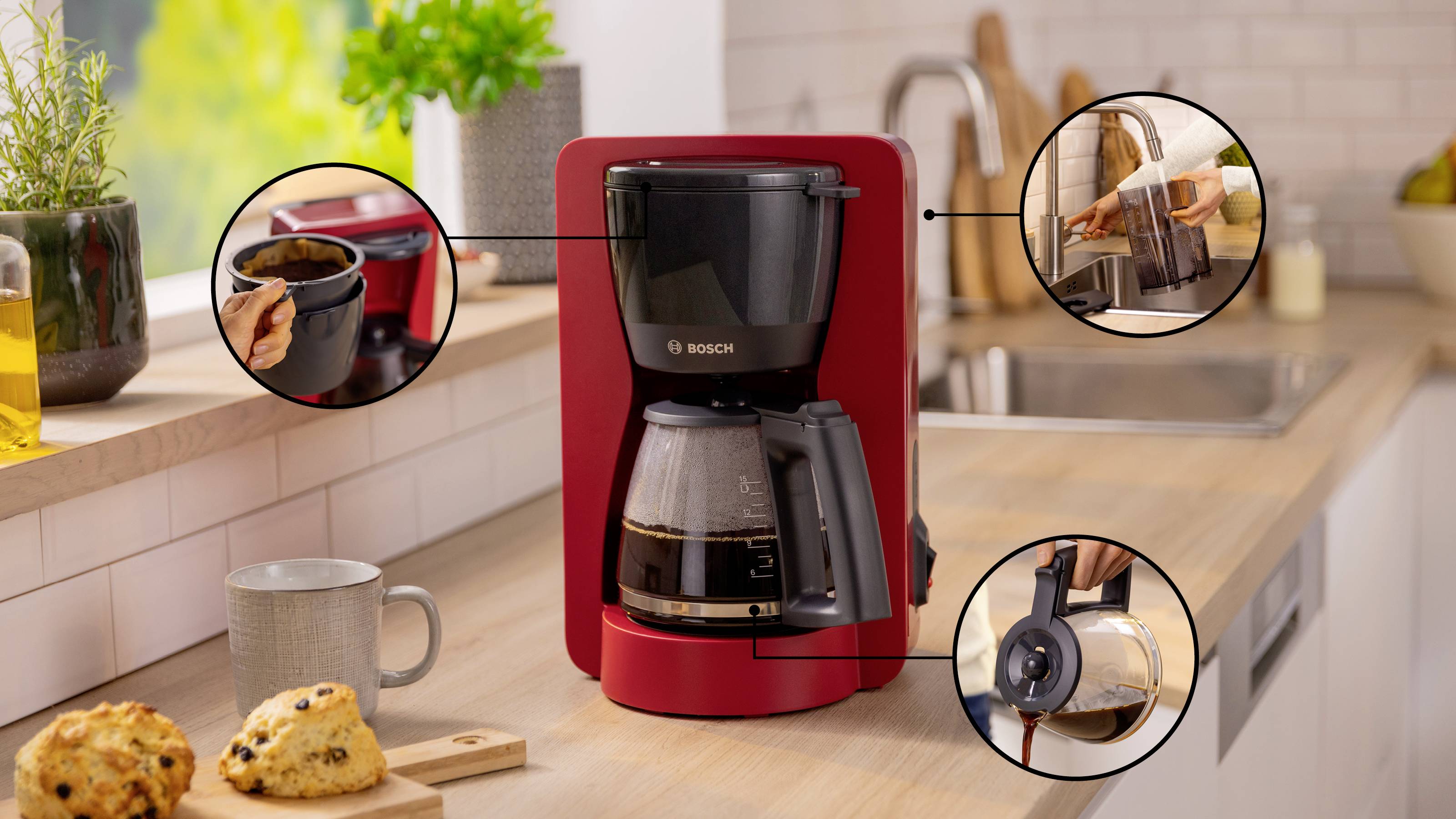 Ein roter Kaffeevollautomat auf einer Küchenarbeitsplatte mit gebrühtem Kaffee. Zusatzeinblendungen zeigen die Schritte zum Wasserfüllen, zum Einlegen von Kaffeepulver und zum Kaffeeeinschenken.