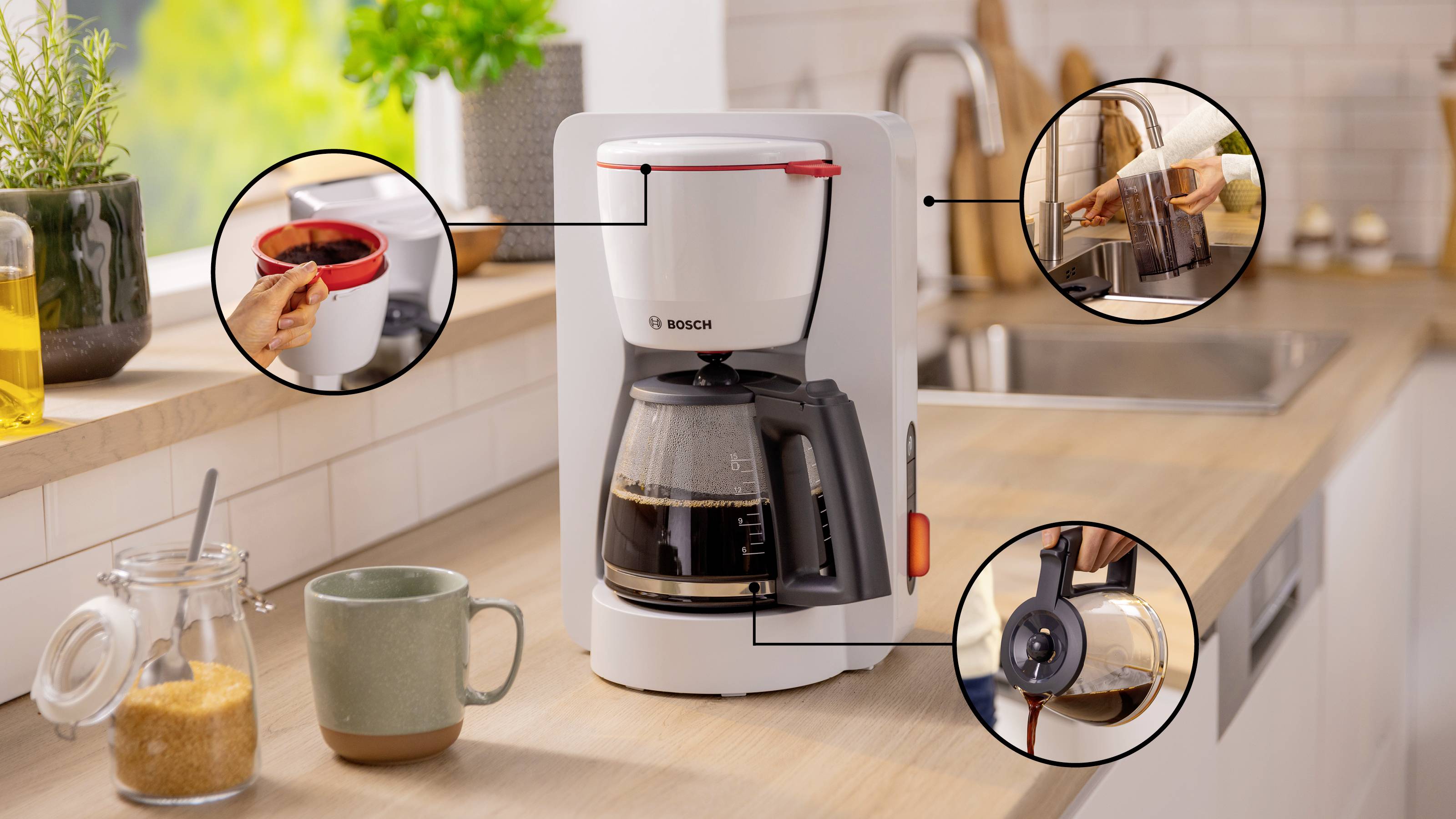 Weißer Bosch-Kaffeevollautomat auf einer Küchenarbeitsplatte, der die Schritte zeigt: Kaffeepulver einfüllen, Wasser eingießen und Stromzufuhr einschalten, mit gebrühtem Kaffee in der Kanne.