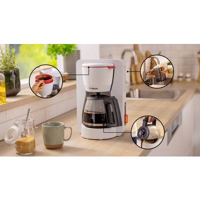 Weißer Bosch-Kaffeevollautomat auf einer Küchenarbeitsplatte, der die Schritte zeigt: Kaffeepulver einfüllen, Wasser eingießen und Stromzufuhr einschalten, mit gebrühtem Kaffee in der Kanne.