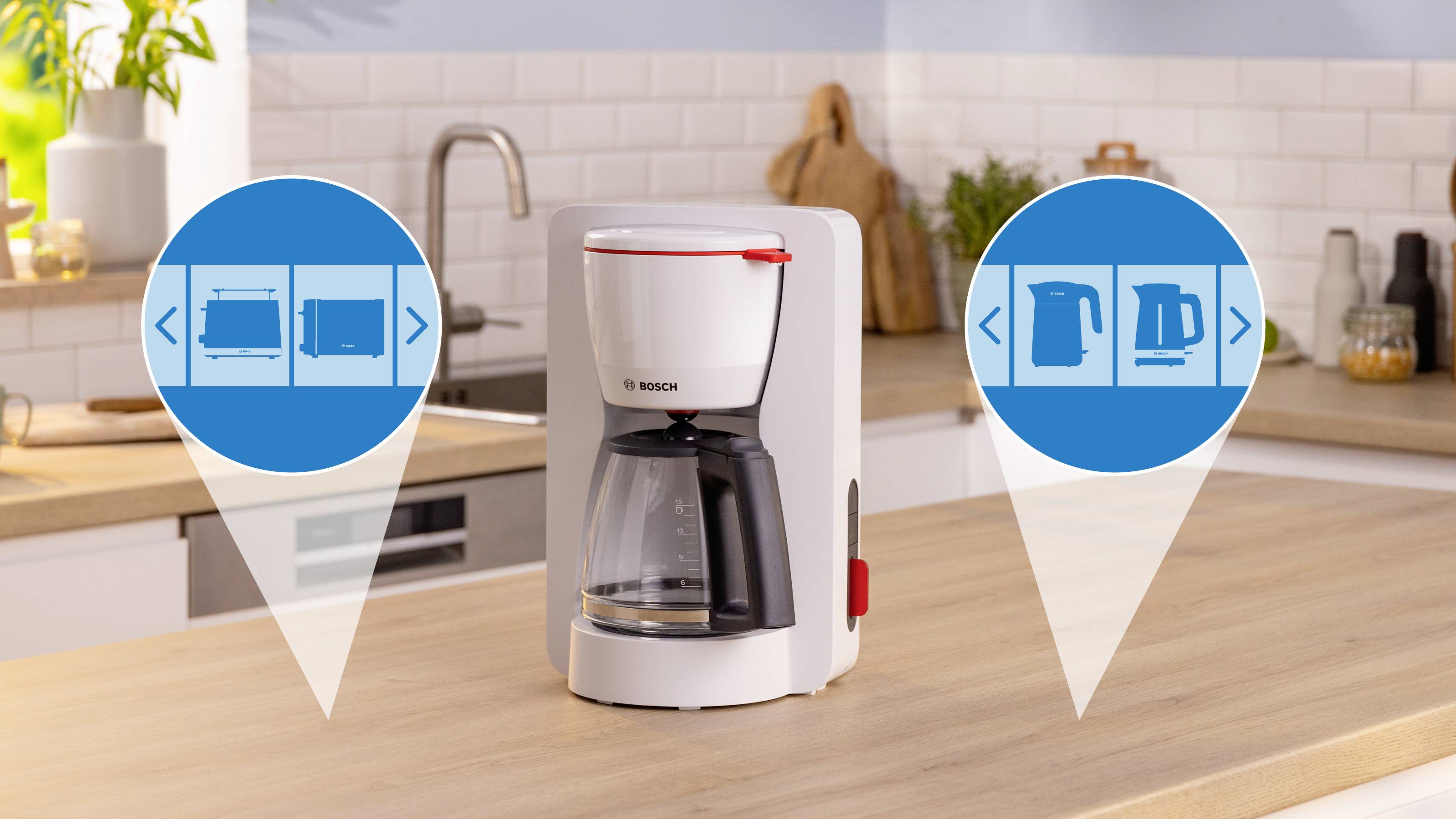 Kaffeemaschine auf einer Küchenarbeitsplatte mit Symbolen, die verschiedene Brühmodi anzeigen. Die Küche verfügt über Holzarbeitsflächen, eine weiße Rückwand und Pflanzen.