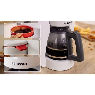 Ein weißer Bosch-Kaffeevollautomat mit einer vollständigen Glaskanne. Einblendungen zeigen den Kaffeefilterkorb, den Kippschalter und das Bosch-Logodetail.