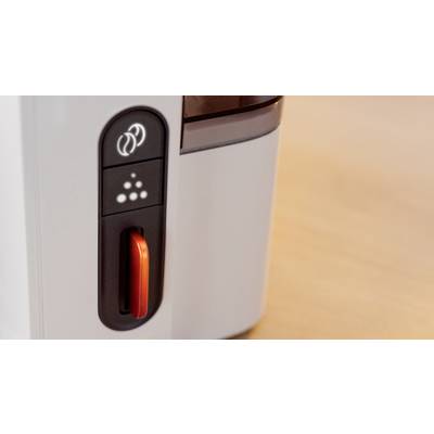 Nahaufnahme eines Kaffeemaschinenbedienfelds mit Steuerungssymbolen und einem orangefarbenen Hebel, platziert auf einer Holztheke.