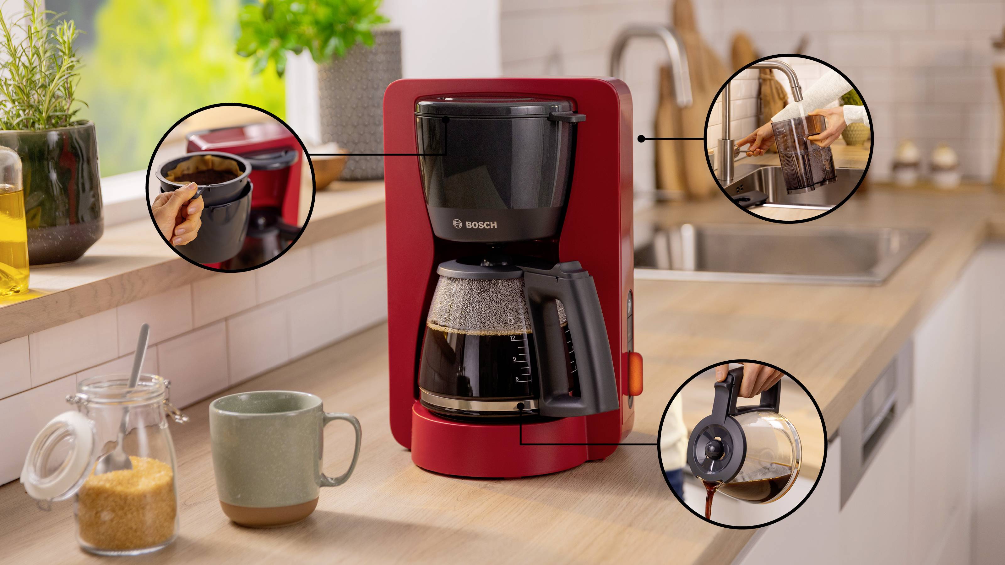 Roter Kaffeemaschine auf einer Küchenarbeitsplatte, mit Detailaufnahmen des Filters, des Kaffeeeinschenkvorgangs und des Einschaltknopfs.