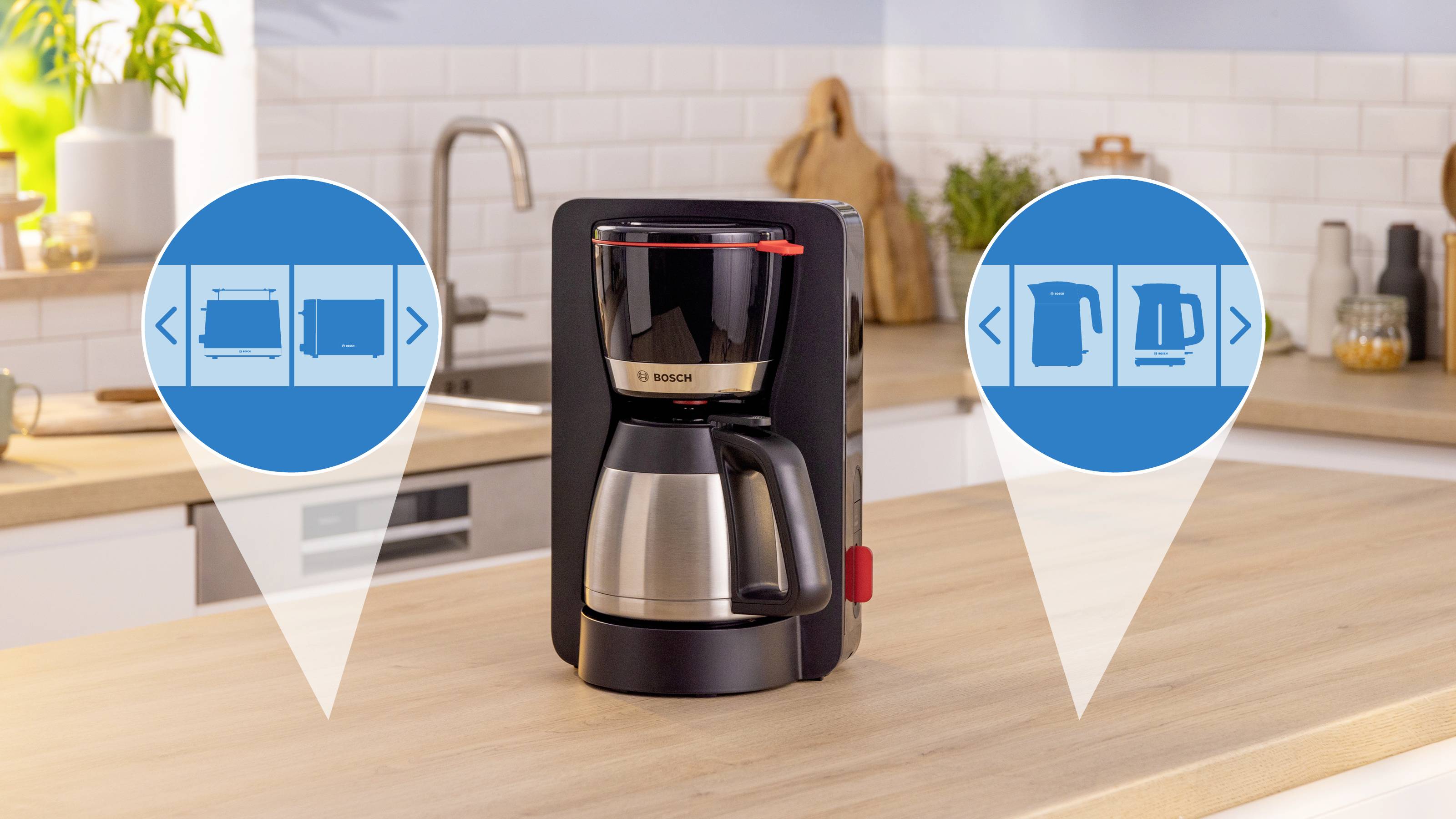 Eine Kaffeemaschine mit einer Edelstahlkanne steht auf einer Küchenarbeitsplatte. Symbole zeigen Bedienungsschritte für das Gerät.