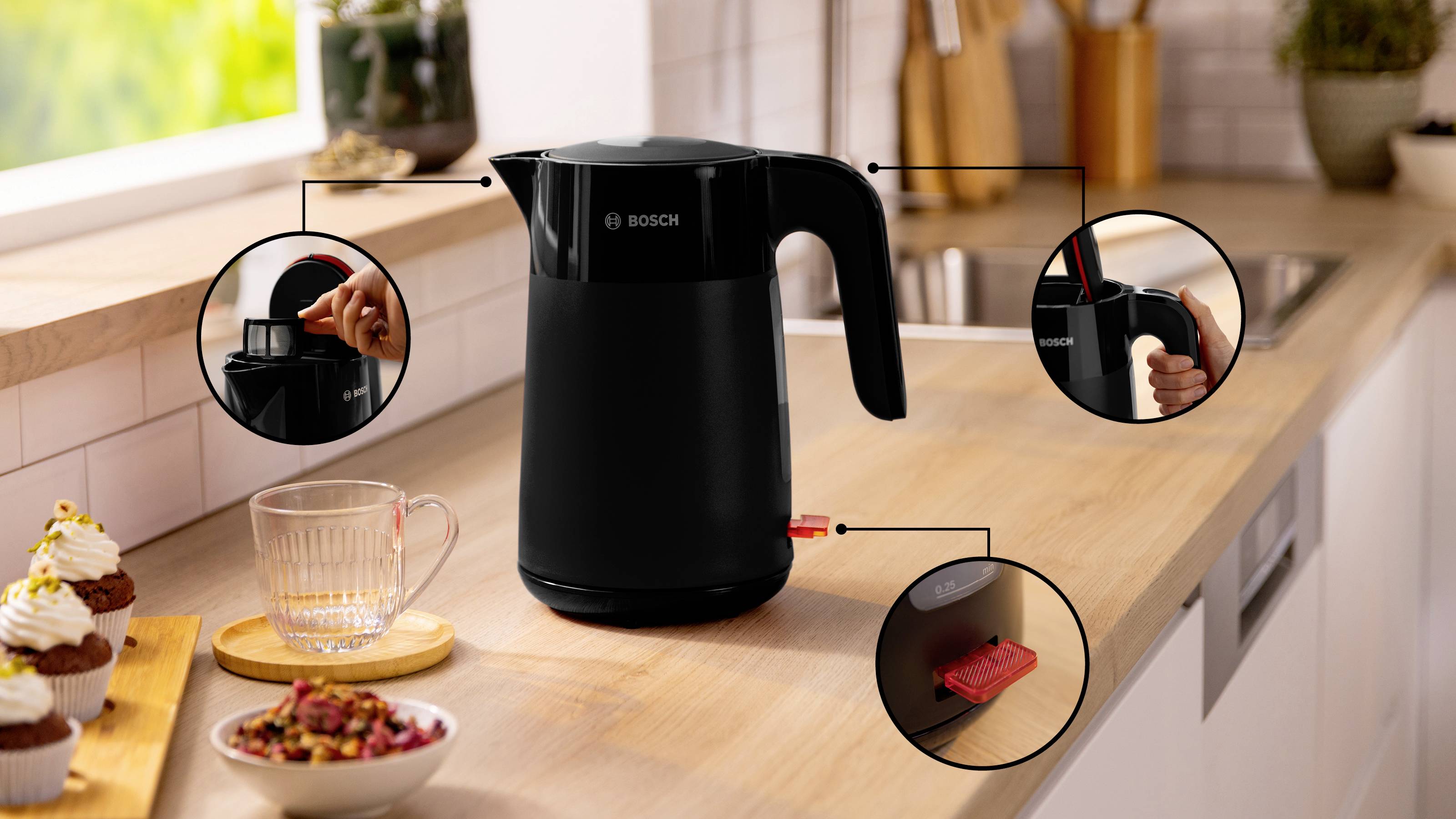 Ein schwarzer Wasserkocher auf einer Küchenarbeitsplatte mit Detailaufnahmen seiner Merkmale: Deckelöffnung, Griff und Einschaltknopf.