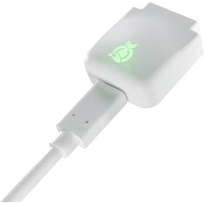 Ein weißes elektronisches Ladegerät mit einem leuchtend grünen Symbol auf der Oberseite, das mit einem Kabel verbunden ist und einen Stromfluss oder Ladestatus anzeigt.