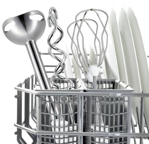 Ein Geschirrspülerkorb enthält verschiedene Küchenutensilien, darunter einen Stabmixer-Aufsatz, einen Schneebesen und einen Korkenzieher, die zur Reinigung bereitstehen.