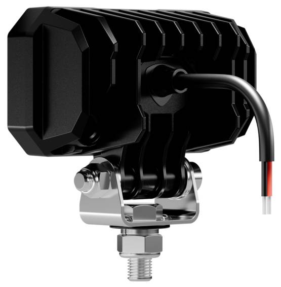 Ein schwarzes rechteckiges LED-Licht mit einer gerillten Oberfläche und angeschlossener Verkabelung. Es ist an einem silbernen Halterungsbügel mit einem Bolzen befestigt.