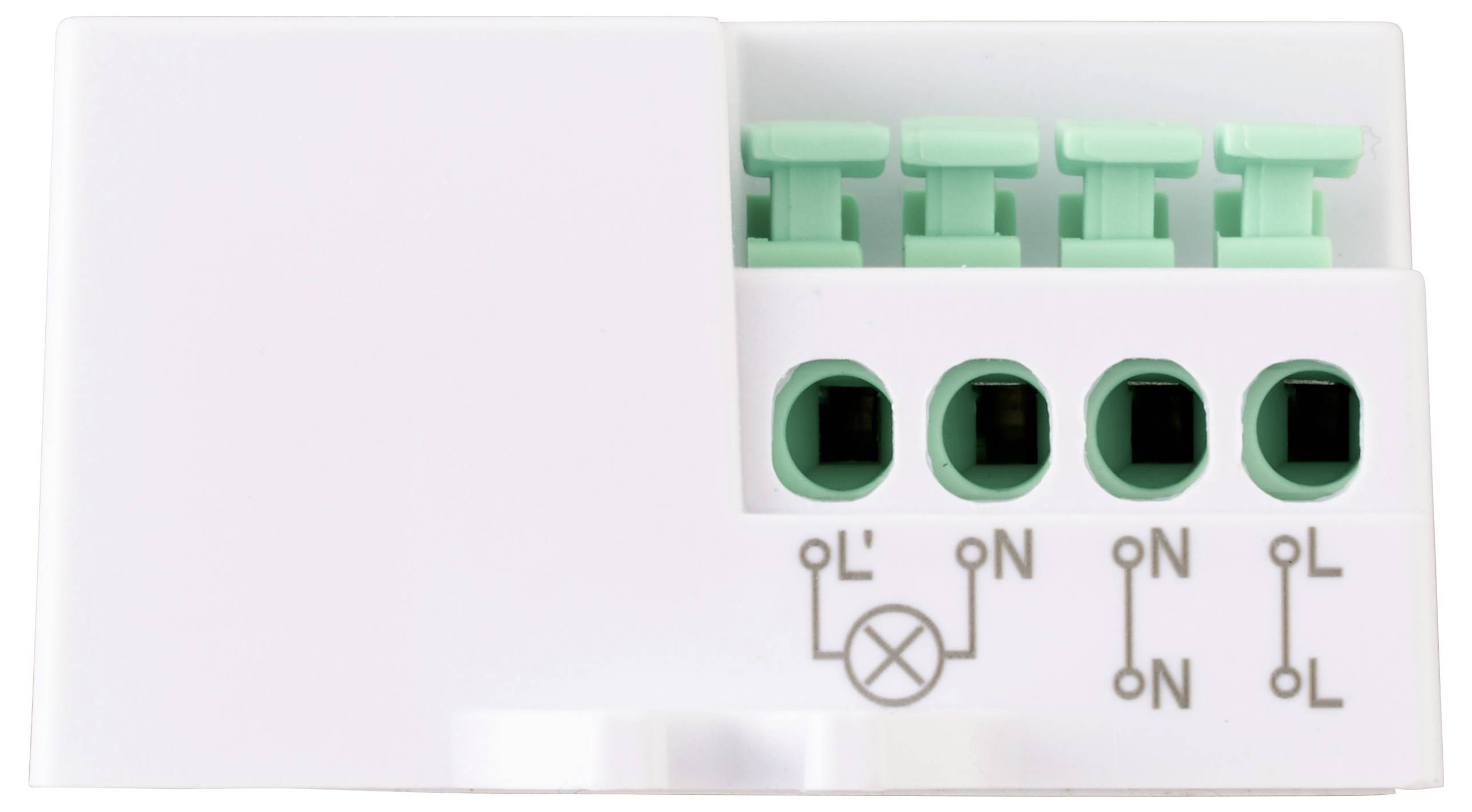 Ein weißes elektrisches Anschlusspanel mit vier grünen Anschlusspunkten, beschriftet mit 'L', 'N' und zwei 'N'-Klemmen, das für Elektroinstallationen verwendet wird.