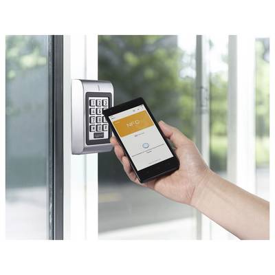 Eine Person hält ein Smartphone mit einer NFC-App in der Nähe eines Tastenfelds, um eine Tür zu entriegeln und damit berührungslose Zugangs-Technologie zu demonstrieren.