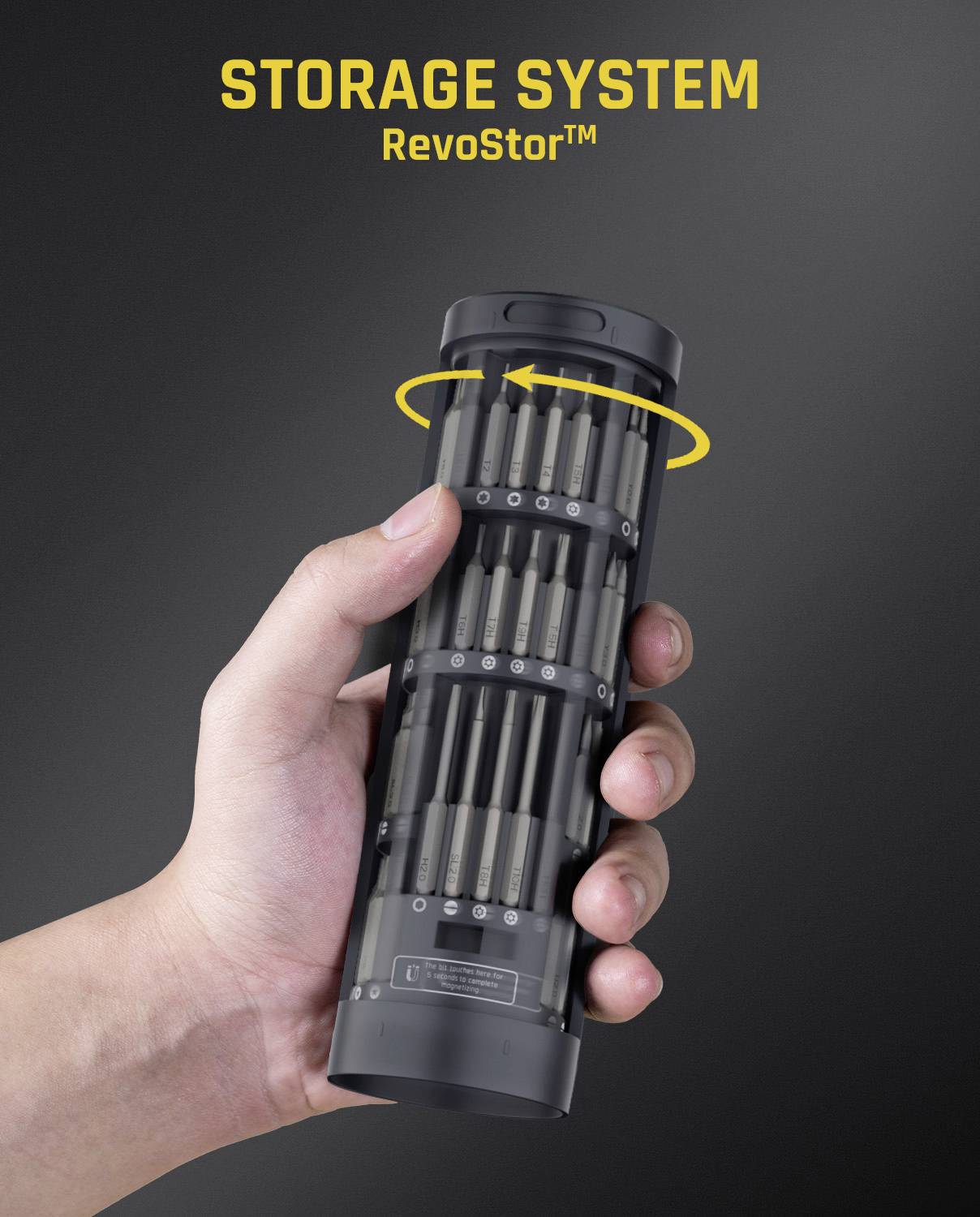 Eine Hand hält ein zylindrisches Lagersystem mit der Bezeichnung "RevoStor™", das rotierende Fächer mit kleinen Werkzeugen oder Schrauben zeigt.