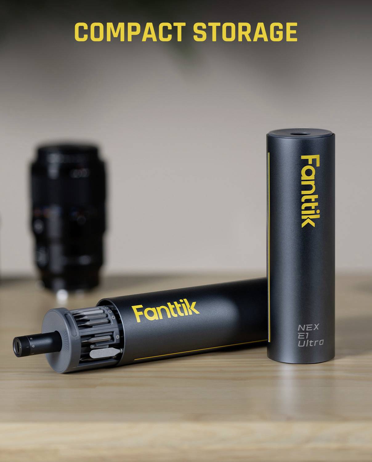 „Fanttik Kompakte Aufbewahrung" über zwei zylindrischen Geräten auf einem Tisch, mit der Bezeichnung „Fanttik NEX E1 Ultra", was auf ein tragbares Gadget hindeutet.