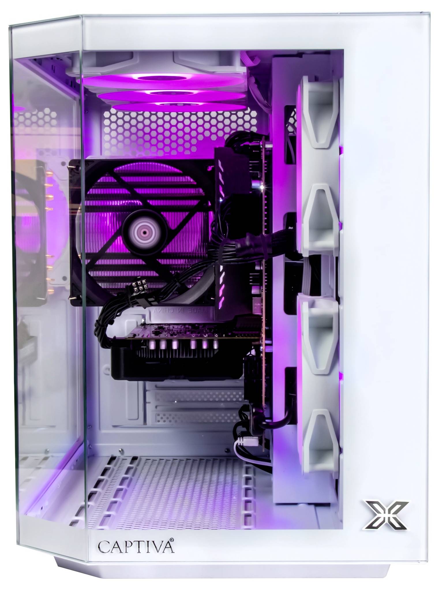 Ein weißer und lila beleuchteter Gaming-Computertower mit sichtbaren Innenkomponenten wie Kühlventilatoren und Verkabelung, der durch ein Glasfenster zu sehen ist.