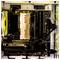 Eine Computermotherboard mit einem großen silbernen CPU-Kühler und sichtbaren Komponenten in einem Gehäuse, die Kühlung und Verkabelungslayout hervorheben.