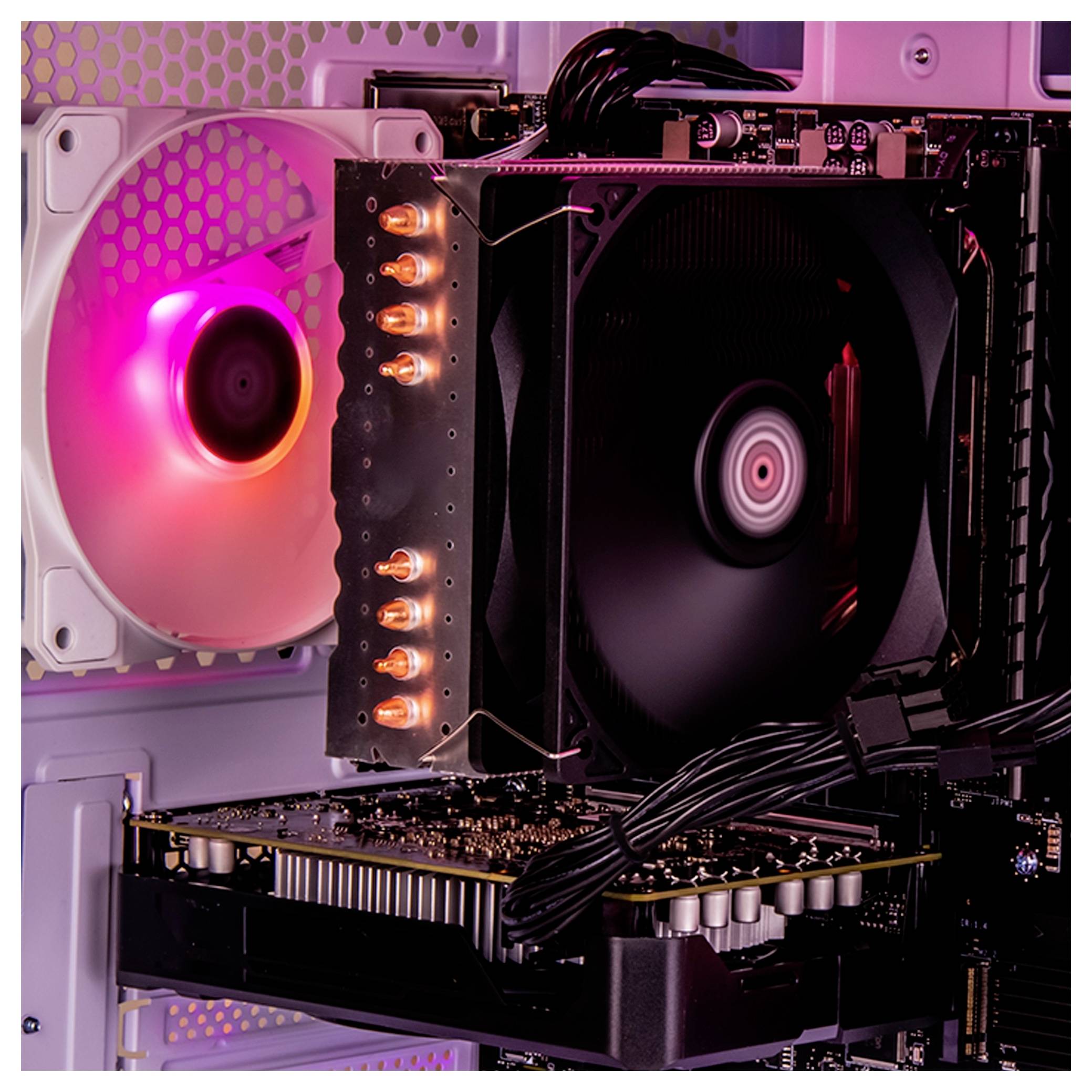 Das Bild zeigt das Innenleben eines Computergehäuses mit RGB-Kühlventilatoren und einer Grafikkarte, die mit sichtbaren Stromkabeln verbunden sind und in Rosa beleuchtet sind.