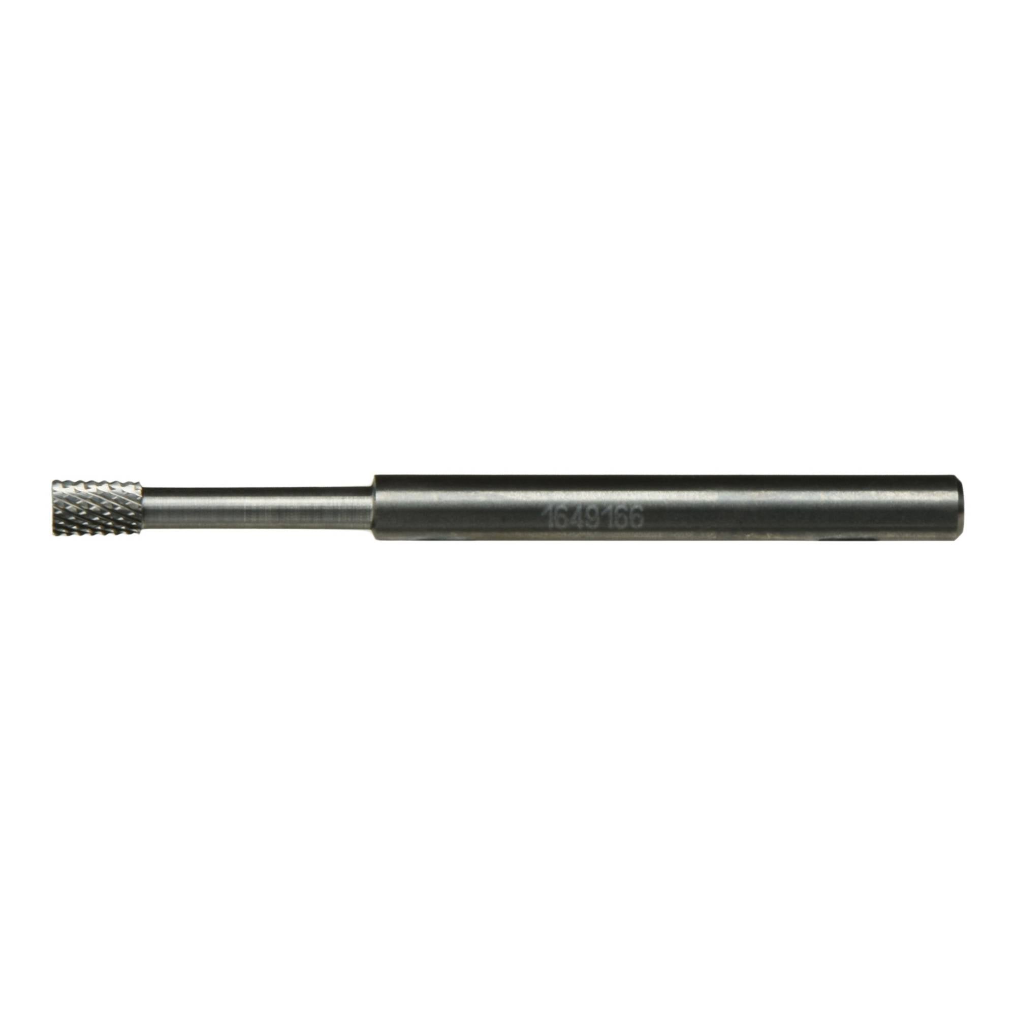 Ein zylindrischer Metallbohrer mit strukturierter Spitze, der für präzise Bohr- oder Handwerksaufgaben verwendet wird.