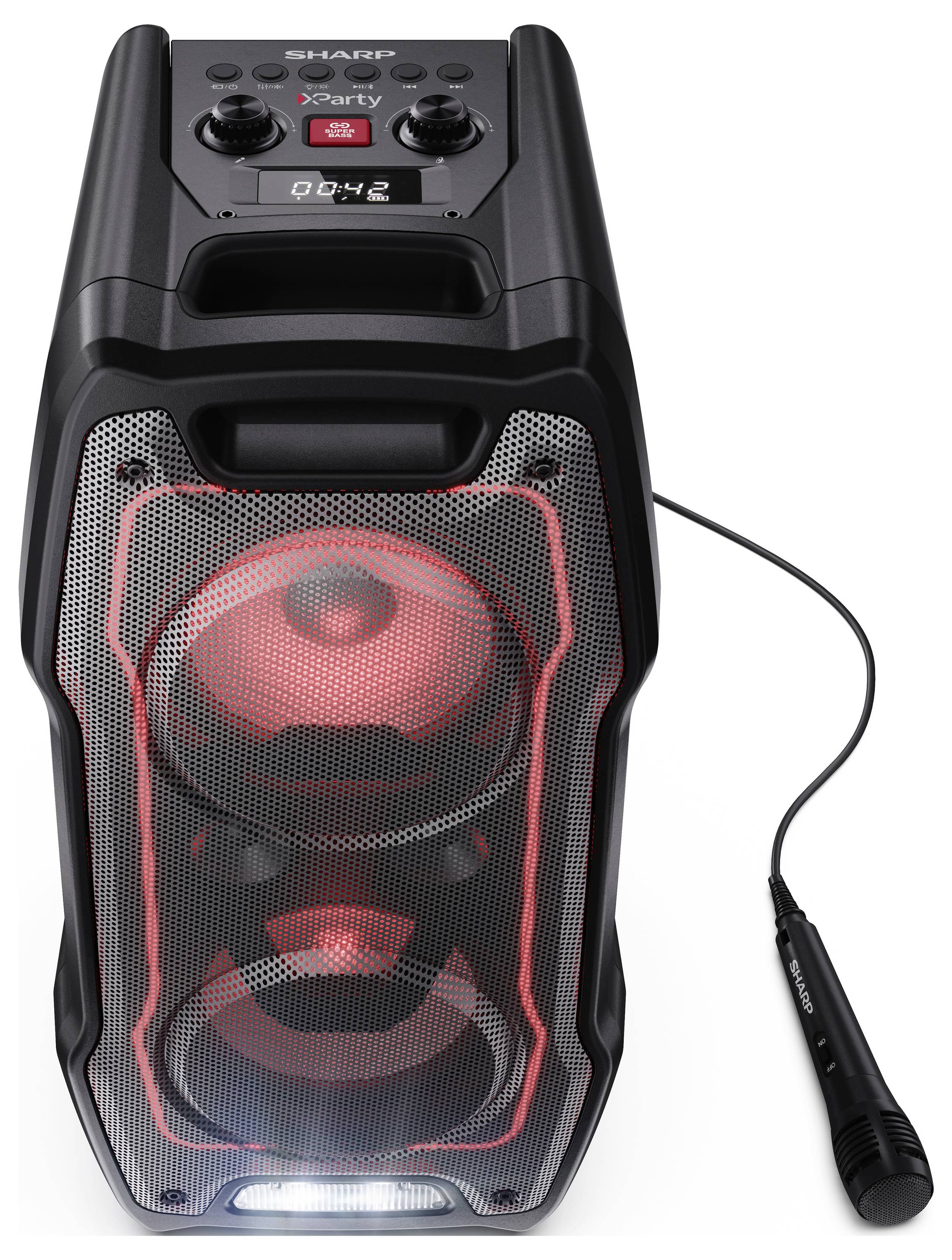 Ein hoher, schwarzer Sharp X-Party-Lautsprecher mit beleuchteten roten Akzenten und angeschlossenem Mikrofon, entwickelt für hochwertige Audioausgabe.