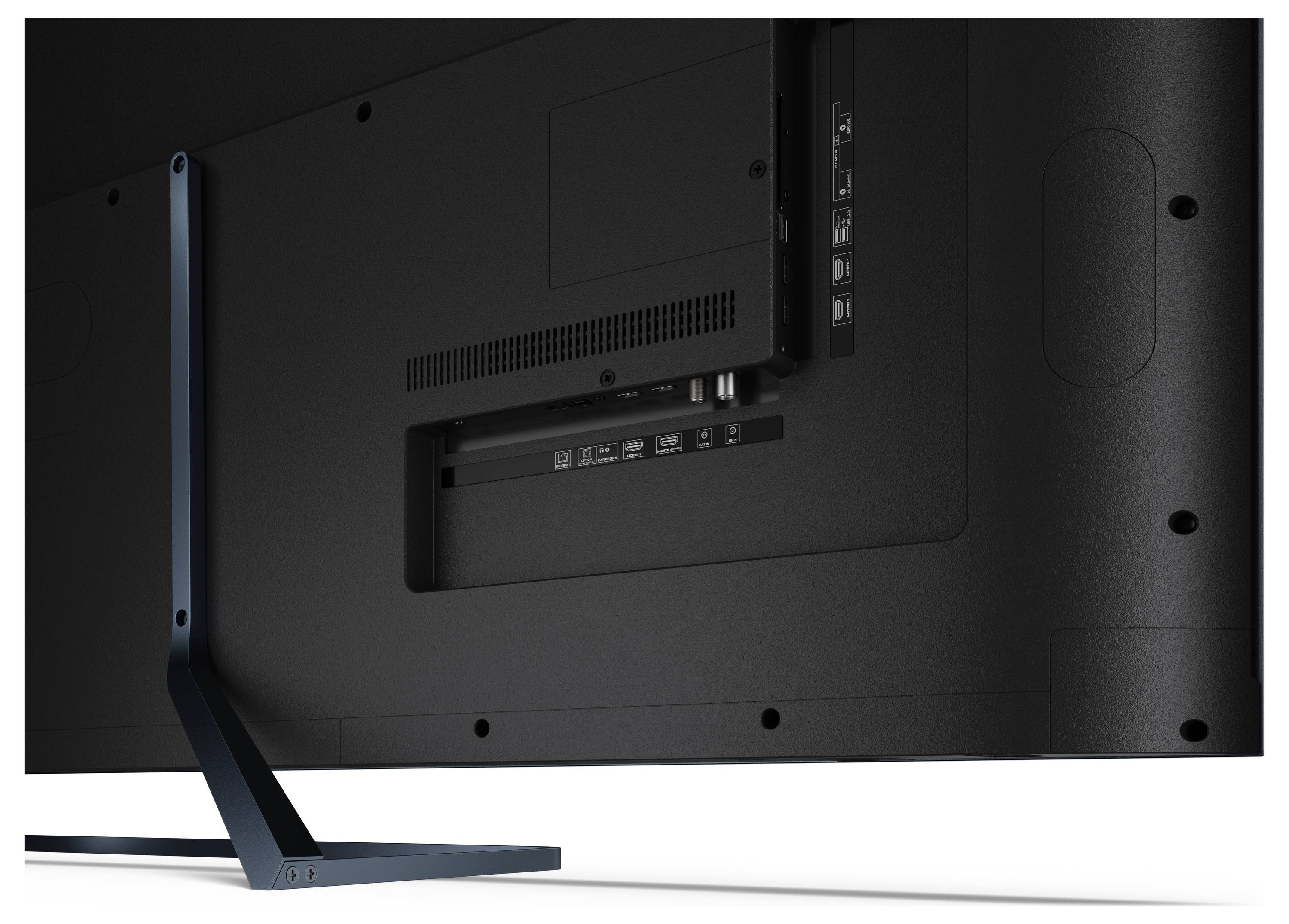 Rückansicht eines Flachbildschirms mit Anschlüssen, darunter HDMI und USB, mit minimalistischem Ständerdesign.