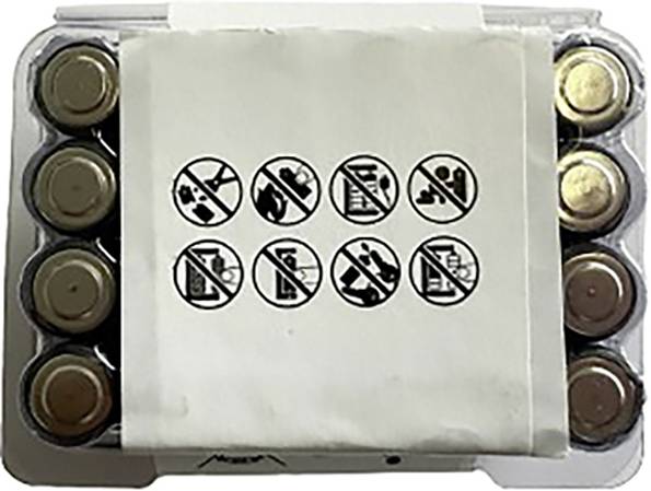 Eine Batterieverpackung mit Symbolen, die Entsorgungshinweise und Sicherheitswarnungen anzeigen.