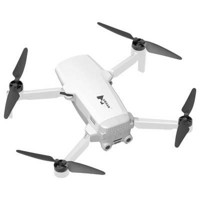 Eine weiße Quadcopter-Drohne mit vier Propellern, aus einem leicht seitlichen Winkel betrachtet, mit einer Kamera an der Vorderseite.