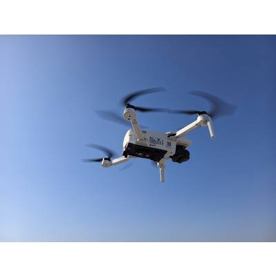 Eine weiße Quadcopter-Drohne fliegt in einem klaren blauen Himmel, ihre Rotoren verschwommen in Bewegung.