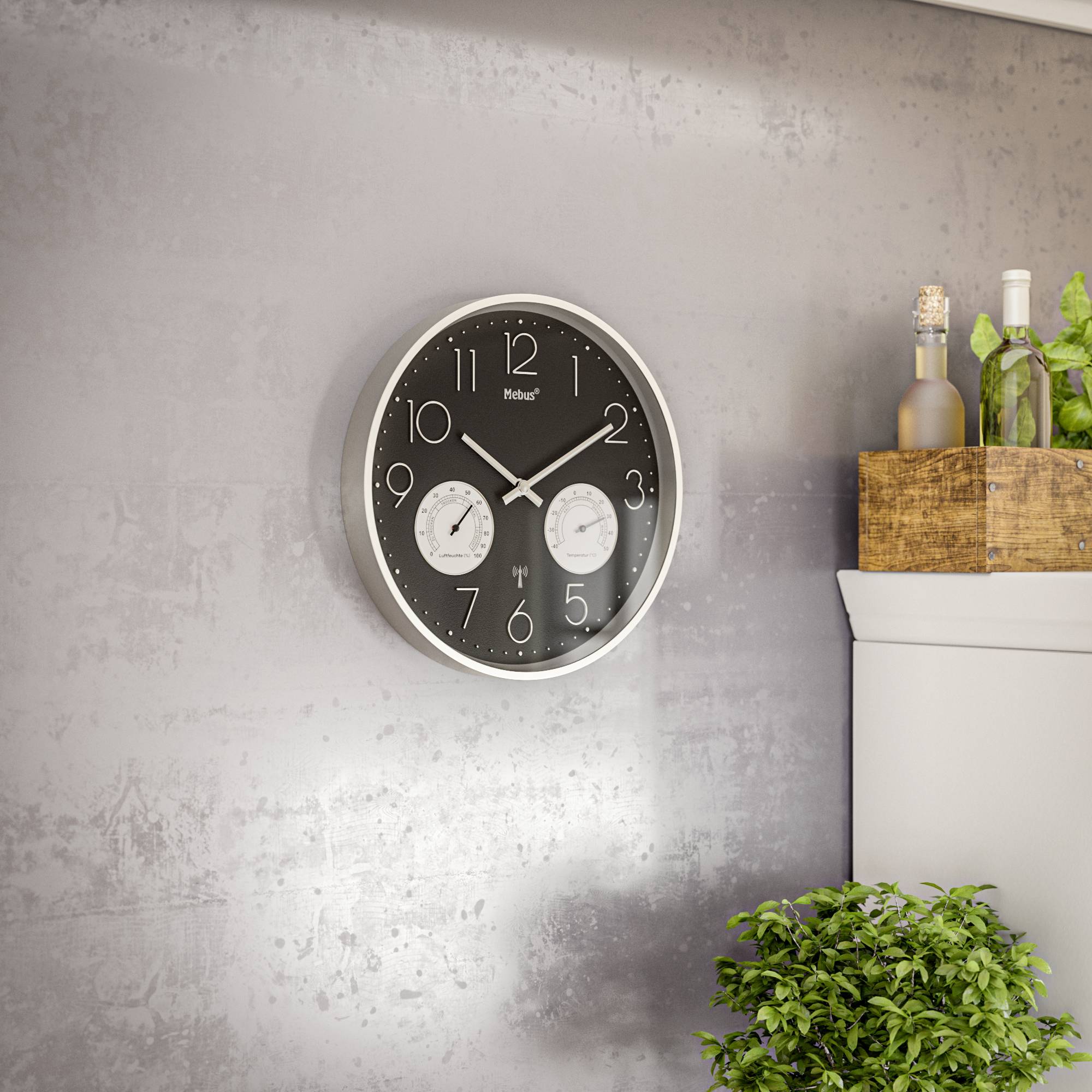 Eine Wanduhr, die die Zeit als 10:09 Uhr anzeigt, hängt über einem Regal mit zwei Flaschen und Blattwerk, neben einer Topfpflanze.