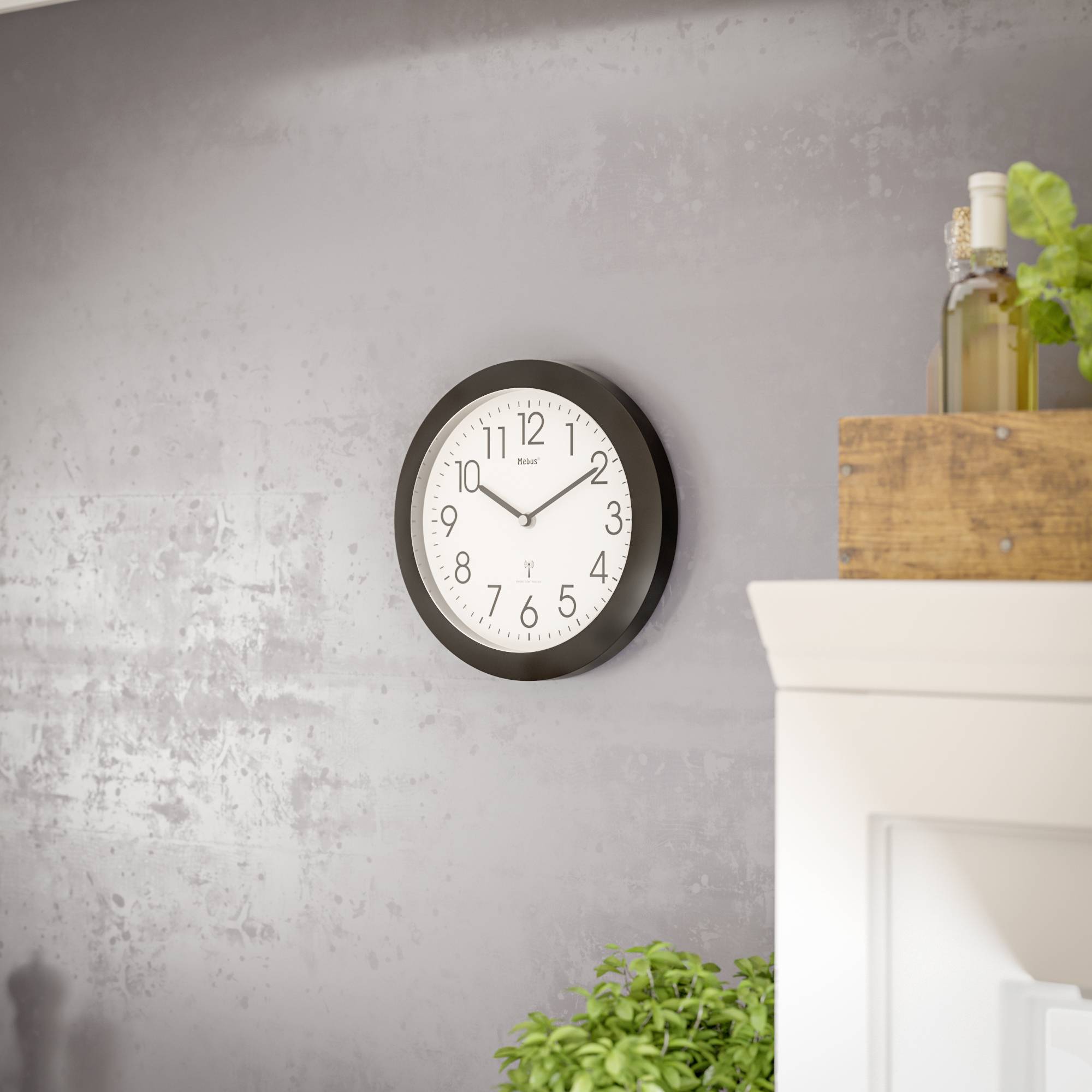 Eine Wanduhr, die die Zeit als 10:10 zeigt, hängt an einer grauen Wand über einem Regal mit Topfpflanzen und Büchern.