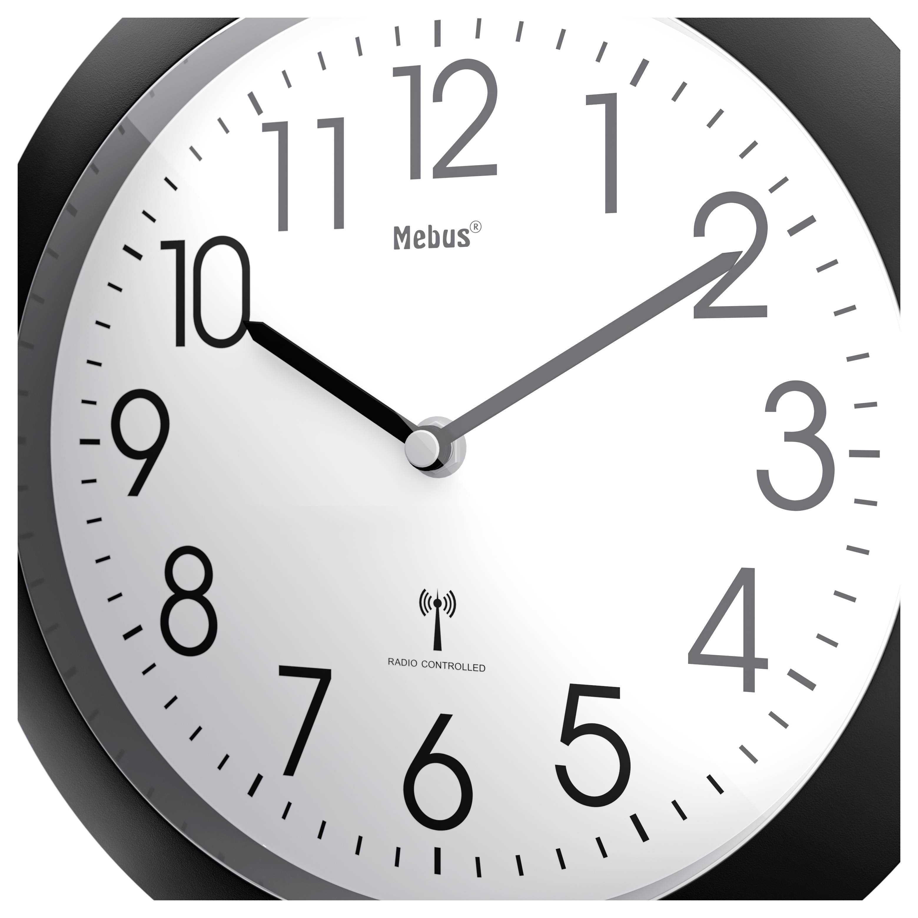 Analoge Wanduhr mit schwarzen Ziffern und Zeigern, die die Zeit als 10:10 anzeigt. Der Markenname 'Mebus' ist auf dem Zifferblatt sichtbar.