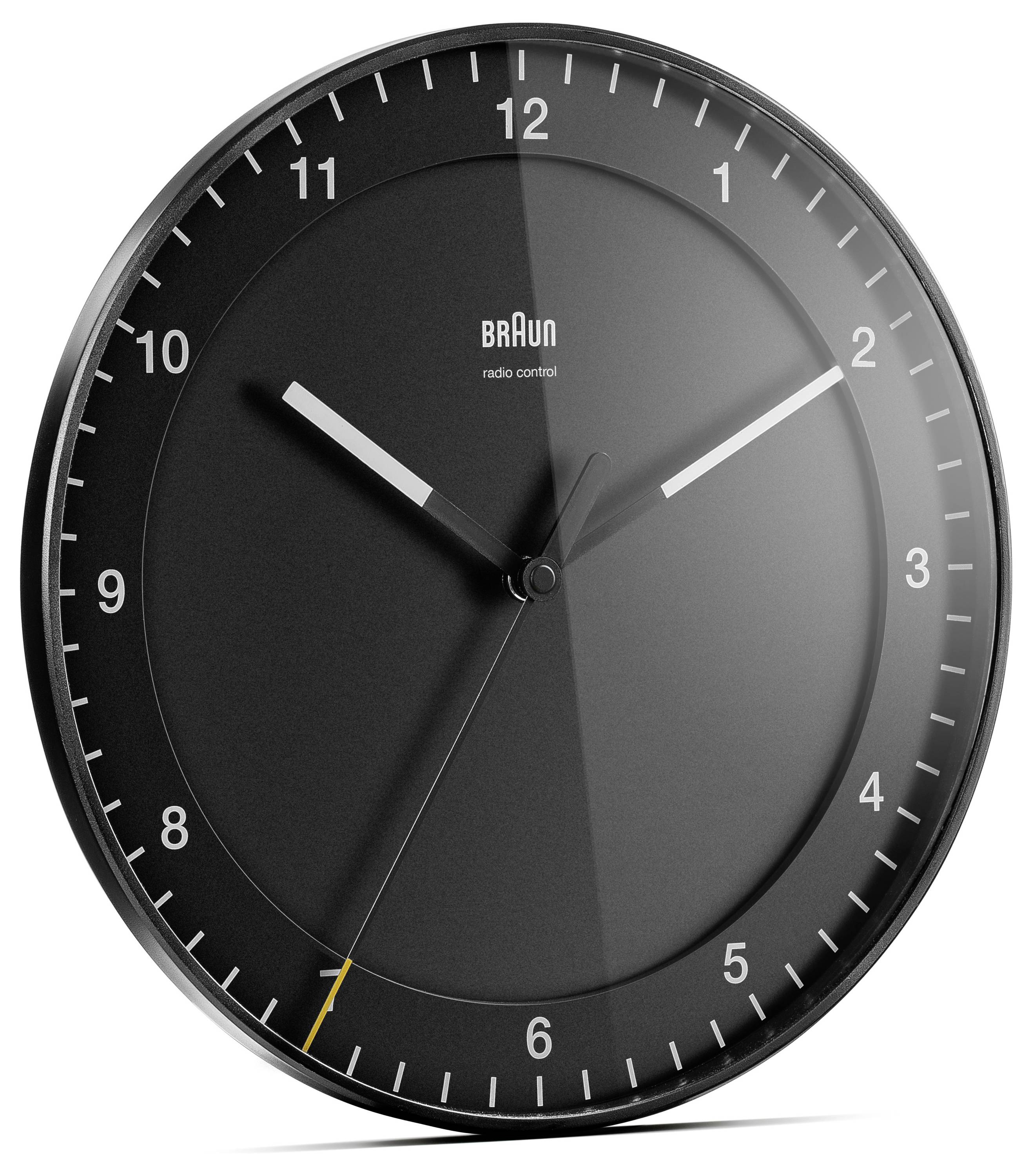 Eine runde, schwarze Wanduhr mit weißen Stunden- und Minutenzeigern, einem dünnen gelben Sekundenzeiger und weißen Stundenmarkierungen. Die gezeigte Zeit ist 10:10.