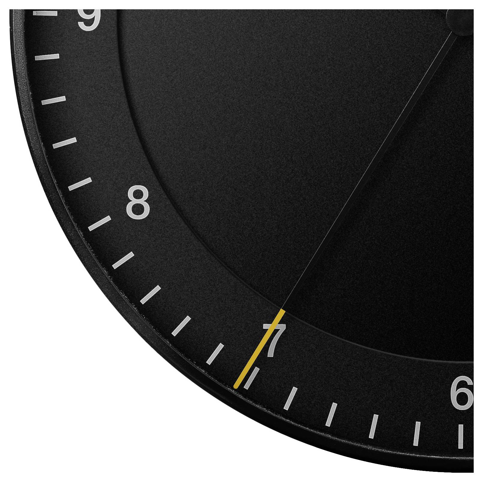 Eine Nahaufnahme eines schwarzen Zifferblatts, das die Zahlen 8 und 7 zeigt, mit einer gelben Sekundenzeiger, der auf 7 zeigt.