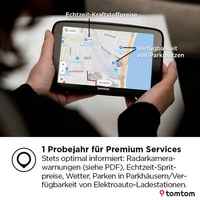 Eine Person hält ein GPS-Gerät, das eine Stadtkarte mit Beschriftungen für 'Echtzeit-Kraftstoffpreise' und 'Verfügbarkeit von Parkplätzen' zeigt. Der Text unten bietet eine Testversion von Premium-Services an.