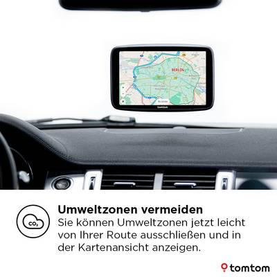 Ein Armaturenbrett eines Autos mit einem GPS-Bildschirm, der eine Karte von Berlin zeigt. Text darunter liest: 'Umweltzonen vermeiden' mit Hinweisen zur Routenanpassung.