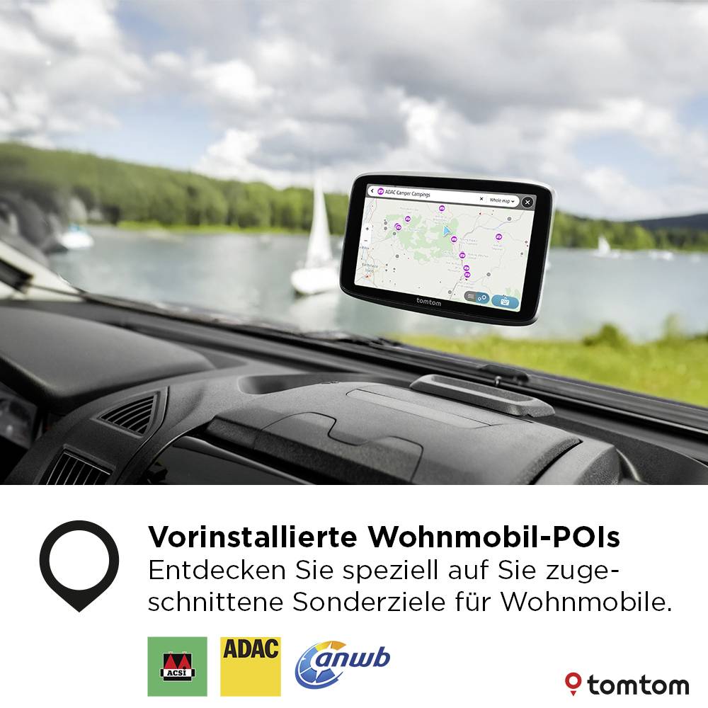 Navigationsystem im Auto zeigt eine Campingplatz-Karte. Der Bildschirm markiert Stellplätze für Wohnmobile. See und Bäume sind außerhalb des Fahrzeugs zu sehen.