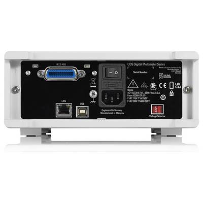 Rückseite eines digitalen Multimeters mit Anschlüssen: IEEE-488, LAN, USB, Netzteil-Eingang, Spannungswahlschalter und eine Seriennummer.