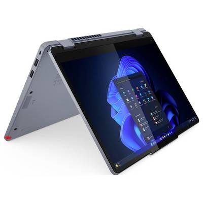 Ein Laptop im Zeltmodus zeigt eine Desktop-Oberfläche mit sichtbaren Anwendungssymbolen auf dem Bildschirm vor einem dunklen Hintergrund.
