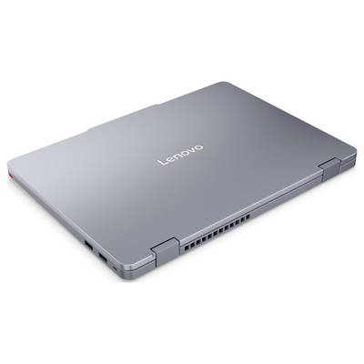 Ein geschlossener grauer Lenovo-Laptop, von der hinteren rechten Ecke aus gesehen, mit sichtbarem Scharnier, Lüftungsschlitzen und Firmenlogo auf dem Deckel.