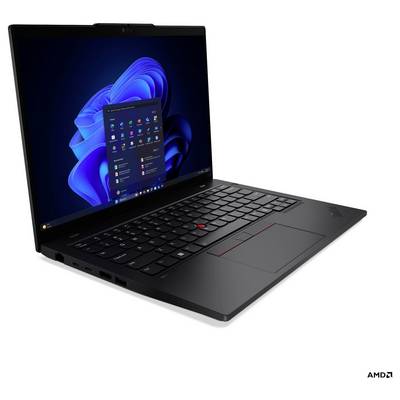 Ein schwarzer Laptop, der einen Windows-Desktop-Bildschirm mit Symbolen und Apps zeigt, auf einem einfarbigen weißen Hintergrund platziert.