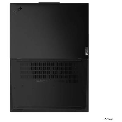 Das Bild zeigt die Unterseite eines schwarzen Lenovo ThinkPad Laptops mit AMD-Branding, mit sichtbaren Lüftungsschlitzen und einem Lenovo-Logo.