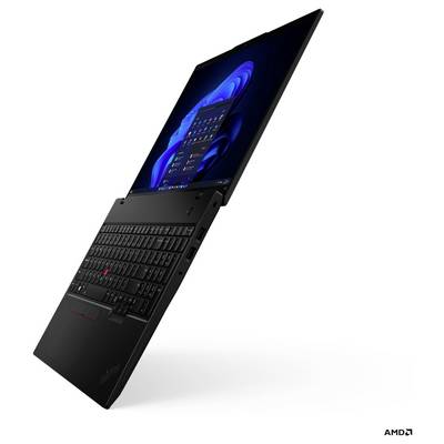 Ein schlanker schwarzer Laptop mit einem beleuchteten Bildschirm, auf dem ein Windows-Desktop zu sehen ist. Das Gerät verfügt über einen stilisierten roten Trackpoint auf der Tastatur.