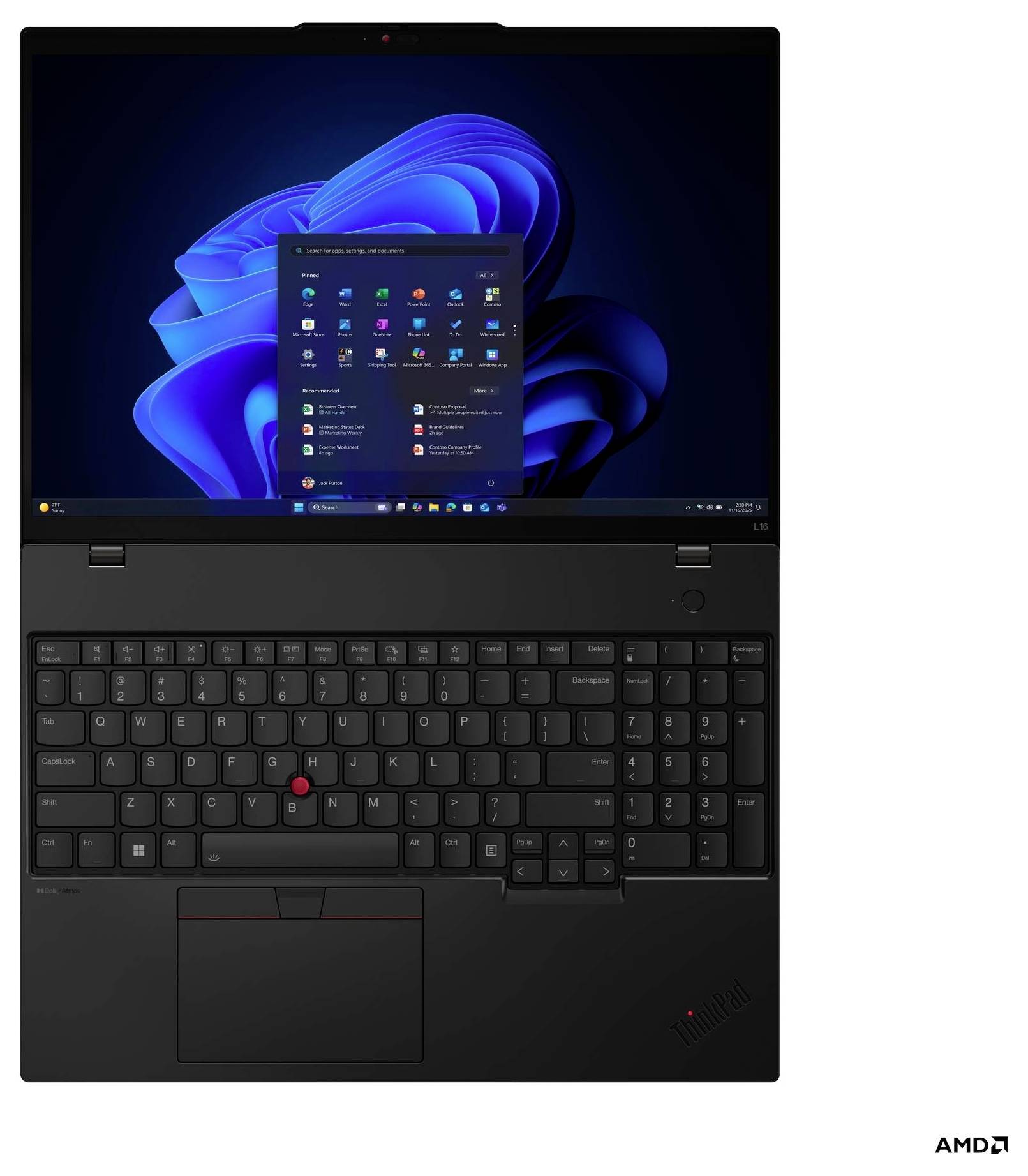 Ein Laptop zeigt einen Desktop-Bildschirm mit Symbolen und einer Taskleiste. Die Tastatur verfügt über einen roten Pointing Stick, und der Laptop ist mit AMD-Branding versehen.