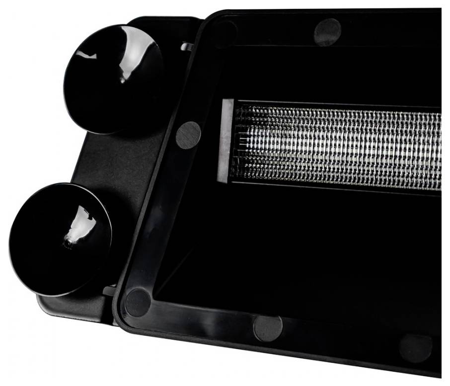 Nahaufnahme eines schwarzen rechteckigen LED-Leuchtenkörpers mit reflektierender Oberfläche und zwei kreisförmigen Befestigungen an der linken Seite.