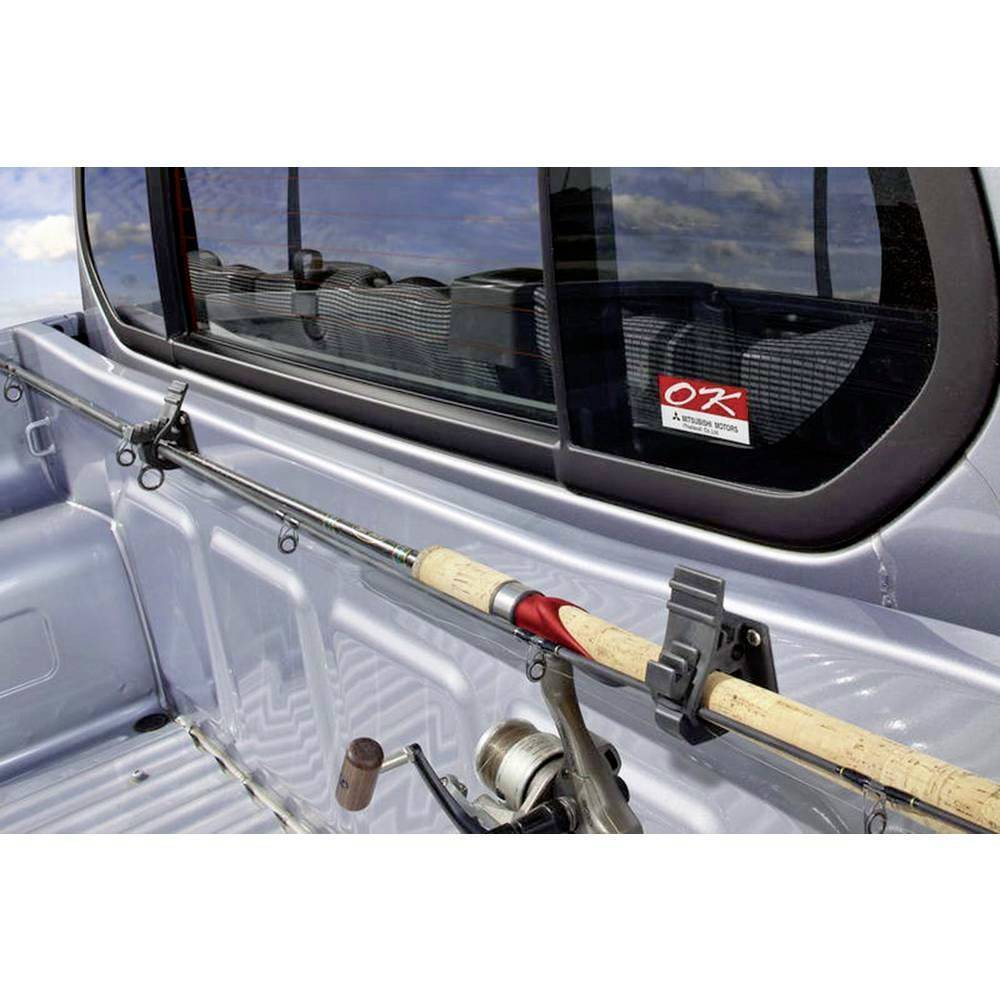 Eine Angel, die im Ladefläche eines Lastwagens neben der Heckscheibe befestigt ist, wobei ein blauer Himmel in der Spiegelung sichtbar ist.