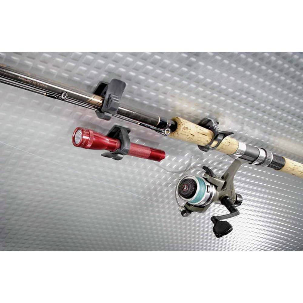 Eine Angel mit einem Holzgriff, ausgestattet mit einer Rolle, ist auf einer strukturierten Metalloberfläche montiert. Eine rote Taschenlampe ist daneben befestigt.