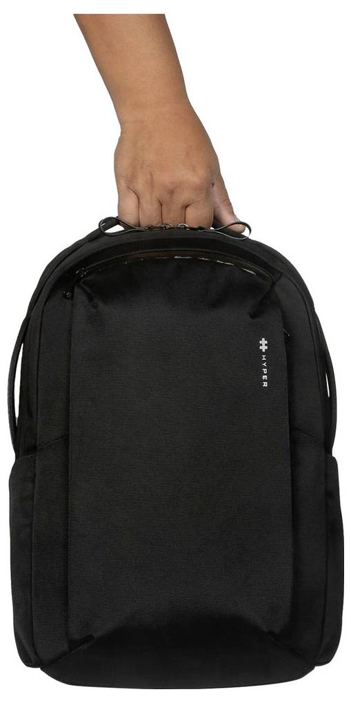 Eine Hand, die einen schwarzen Rucksack an seinem oberen Griff auf einem einfachen weißen Hintergrund hält.