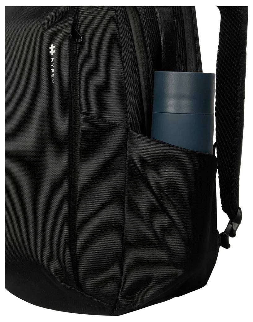 Schwarzer Rucksack mit einer Seitentasche, die eine blaue Wasserflasche hält, mit dem "HYPER"-Logo auf der Vorderseite.